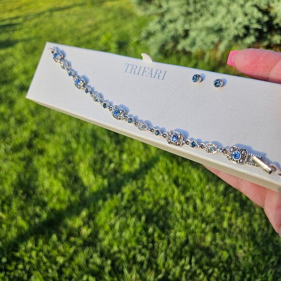 Vintage Style Trifari Bracelet & Stud Earrings Rare Gift Set Blue Stones 2000s - Picture 17 of 17